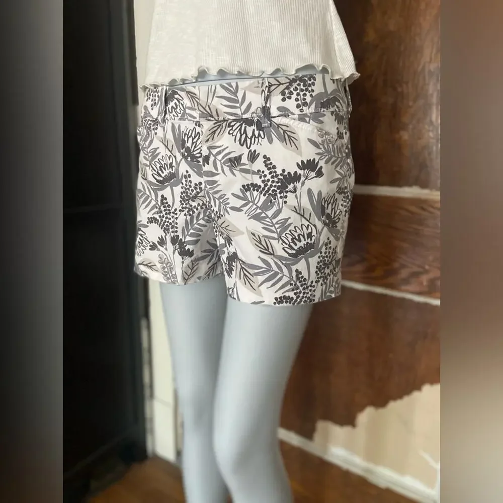 OLD NAVY Grey Floral Pixie Chino Shorts sz 2